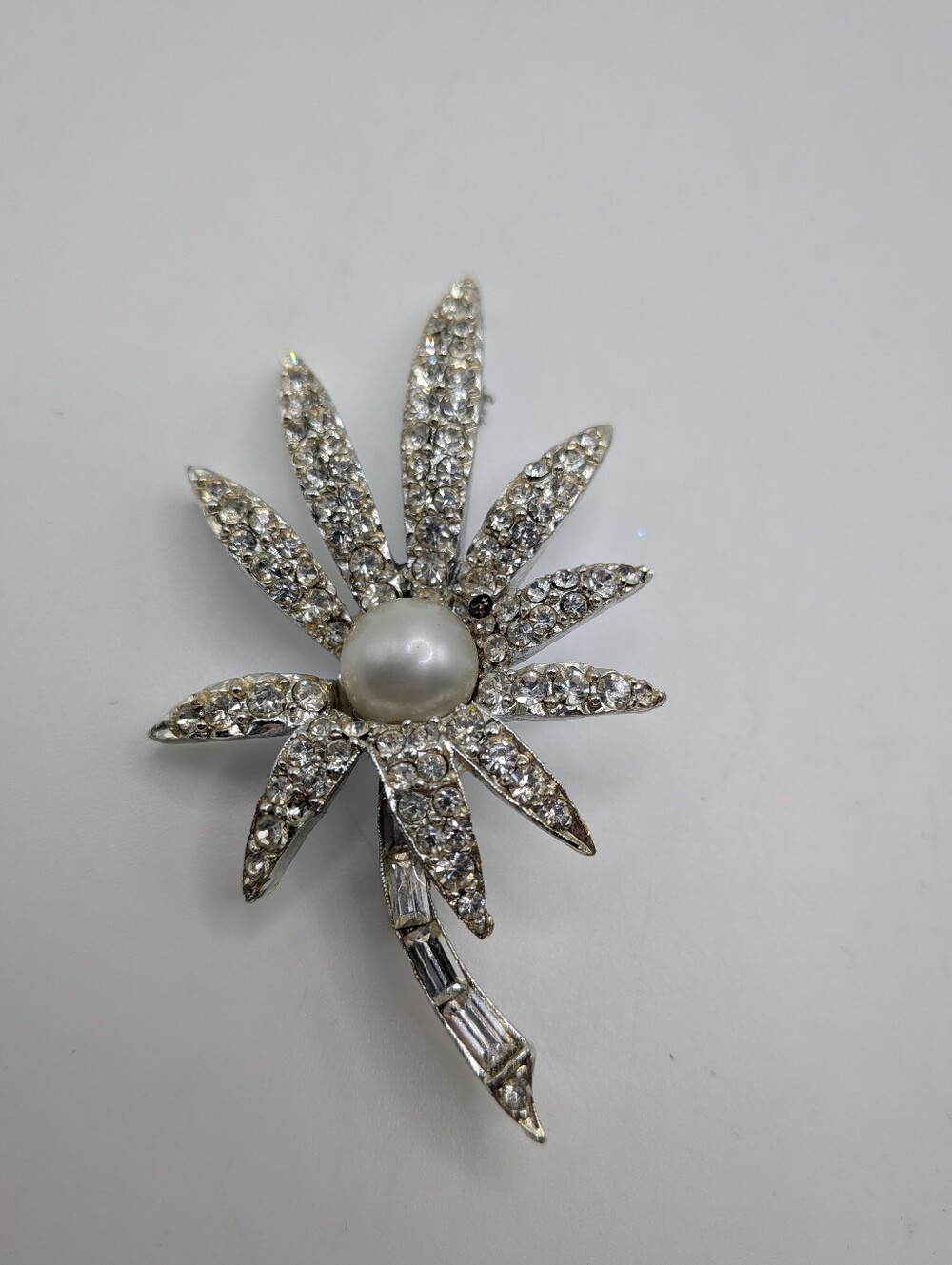 VINTAGE Pell Jewelry CO RHINESTONE BROOCH SILVER TONE FUAX PEARL CENTER 3.25"